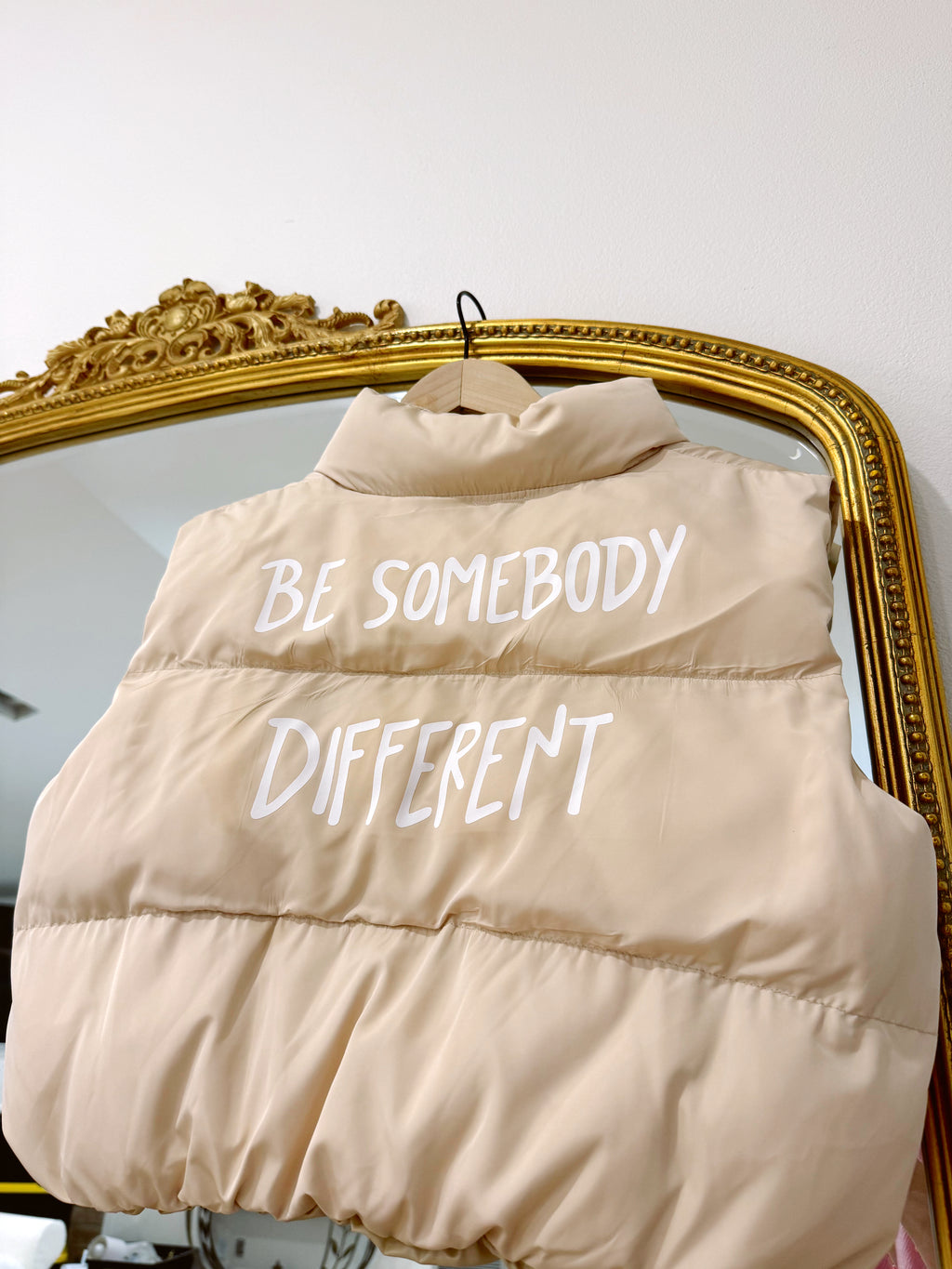 Cropped Cloud Vest "Be Somebody Different"